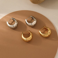 Boucles d'oreilles créoles en tungstène style rétro chic et sophistiqué, minimalistes et luxueuses, de la marque French Celi