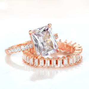 Anelli Q157 Placcati in Oro Rosa con Diamanti Sintetici Taglio Smeraldo, Set di Anelli di Fidanzamento per Donne - Product Image 1