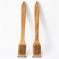 Brosse de nettoyage pour barbecue à long manche, en acier inoxydable, avec grattoir à poils, outil de nettoyage extérieur portable pour charbon de bois