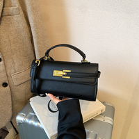 Petit sac à rabat en cuir PU à motif croisé, sac bandoulière avec fermeture à bouton-pression durable et sécurisée, et accès facile pour les acheteurs de cadeaux d'entreprise