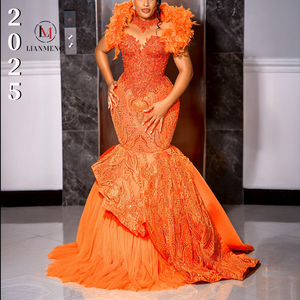 LM J689 Splendido Abito a Sirena <span class=keywords><strong>Arancione</strong></span> con Spalle Scoperte, Perline, Volant e Dettagli in Piume, Perfetto per il Ballo di Fine Anno - Product Image 1