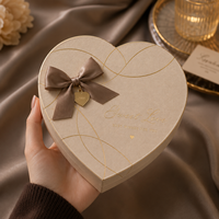 Boîte cadeau en chocolat en forme de cœur avec impression personnalisée en feuille d'or, avec couvercle et base anti-graisse de qualité supérieure, pour des friandises et des truffes romantiques