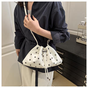 Rivet personnalisé à cordon de serrage Grande capacité Sacs pour femmes Couleur unie Nouveau sac à bandoulière minimaliste à la mode pour femmes - Product Image 2