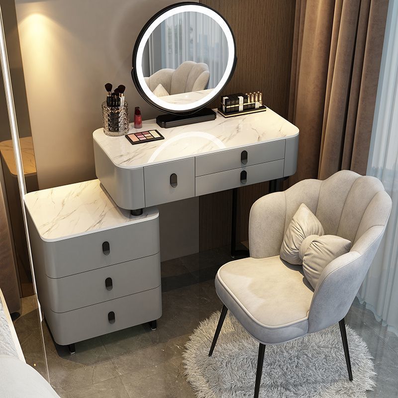 Mesa y mueble de 80 cm en gris y negro con silla pétalo de espejo.