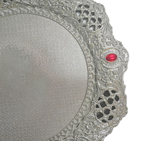 Assiette de présentation dorée Woju Opulent de 13 pouces, en plastique électroplaqué, avec bordure verte ornée de pierres, pour la décoration de table de dîner formelle