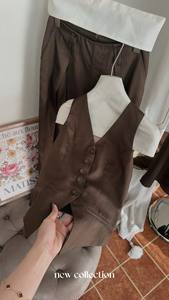 Ensemble chemise à manches et gilet marron disponible en échantillon + pantalon droit, style formel, mélange de polyester tissé, col en V - Product Image 4