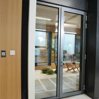 Porte extérieure moderne haut de gamme sur mesure, double arche en aluminium, anti-effraction, double vitrage trempé, isolation thermique pour jardin et villa