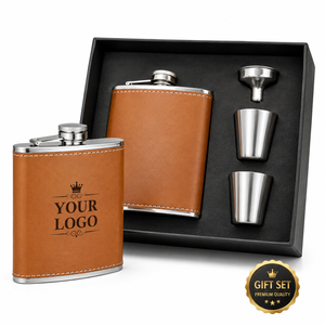 Ensemble de flacons personnalisés avec gobelet doseur et entonnoir, 8 oz, en acier inoxydable gravé sur mesure, avec étui en cuir, coffret cadeau pour hommes et maris - Product Image 1