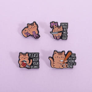 Gatto divertente armato con un coltello pistola motosega Baseball in metallo lettera spilla cappello borsa decorativa in metallo morbido smalto spilla spilla - Product Image 1