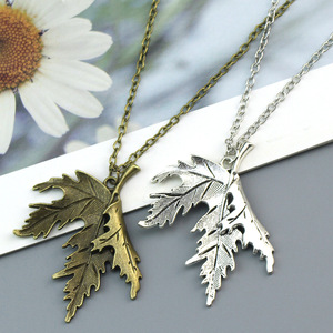 Collier pour femme avec pendentif feuille d'hiver personnalisé et créatif, petit cadeau d'accessoire pour les <span class=keywords><strong>amis</strong></span> lors des fêtes de fin d'année - Product Image 3