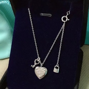 <span class=keywords><strong>Collana</strong></span> con <span class=keywords><strong>Ciondolo</strong></span> a Forma di Cuore con Lettera T e Lucchetto, Catena a Cuore in Argento 925, Regalo di Lusso Unisex per Anniversario - Product Image 2