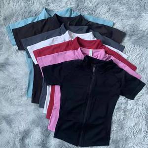 Haut de sport zippé sans coutures pour femme, col montant, manches courtes, coupe courte, très élastique, idéal pour le yoga et l'entraînement - Product Image 4