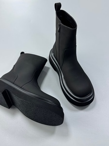 Venta al por mayor de fábrica de botas cortas deportivas retro formales de cuero genuino, botas casuales elegantes y a la moda para mujer - Product Image 2