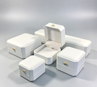 Boîte en carton blanc, design octogonal aux coins arrondis, délicate couronne dorée, fermeture magnétique, haut de gamme, faite à la main, impression quadricolore