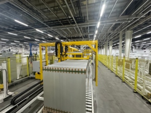 Ligne d'emballage complète avec machine de cerclage automatique pour le processus d'emballage de palettes de modules photovoltaïques solaires - Product Image 4