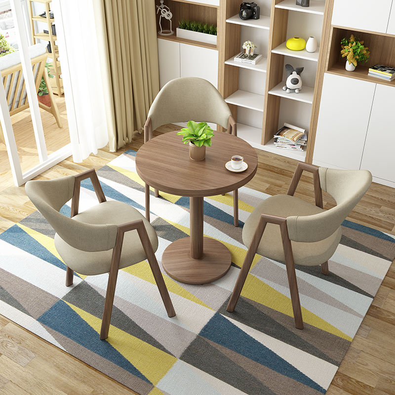 Une table et trois chaises en noyer (chaise en tissu gris clair)