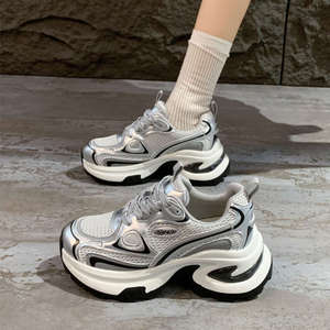 Chaussures de sport décontractées respirantes tendance blanches 2024 Nouveautés automne Explosions pour femmes à semelle épaisse Ins26 - Product Image 1