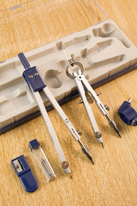 Brújulas transfronterizas de comercio exterior con núcleo de plomo Diseño de caja de metal individual Dibujo y brújulas estándar de medición - Product Image 2