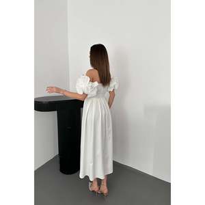 Robe de soirée en satin blanc cassé en gros avec manches et plis ballon - Product Image 1