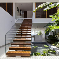 Escalier flottant minimaliste à poutre unique ouverte pour villa moderne