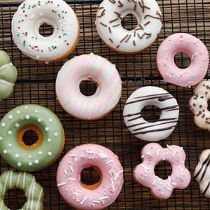 Moule à donuts en silicone antiadhésif platine LFGB de 24 cm de la marque MUYULINS, grand format, pour la cuisson - Product Image 6