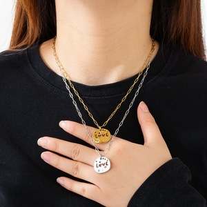 Collana con Ciondolo a Forma di <span class=keywords><strong>Lettera</strong></span> d'Amore <span class=keywords><strong>per</strong></span> la Festa della Mamma e <span class=keywords><strong>San</strong></span> <span class=keywords><strong>Valentino</strong></span>, Gioiello in Acciaio Inossidabile con Cerchio Irregolare Colorato <span class=keywords><strong>per</strong></span> <span class=keywords><strong>Lei</strong></span> - Product Image 2