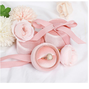 กล่องเครื่องประดับกำมะหยี่สีชมพูพร้อมริบบิ้น กล่องใส่แหวนและสร้อยคอสำหรับคริสต์มาสและงานแต่งงาน กล่องผ้าทรงกลมสำหรับใส่จี้ - Product Image 1