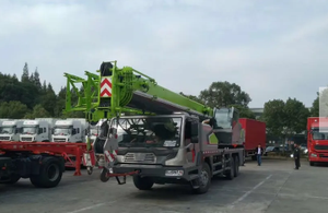 Grúa telescópica ZTC120V de la marca ZOOMLION, mini grúa de 12 toneladas con motor Euro V - Product Image 4