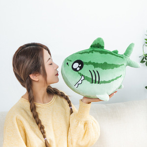 Almohada de tiburón sandía divertida y creativa, juguete de peluche para niña grande, almohada para dormir junto a la cama - Product Image 2