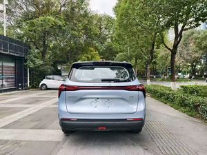 Dalle consegne del lunedì alle escapade del weekend: il Forthing U-TOUR PHEV mantiene in movimento la tua famiglia con una carica settimanale - Product Image 6