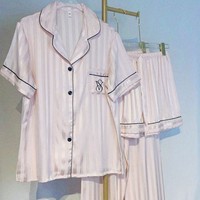 Ensemble de pyjama sexy en satin de style victorien : haut à manches courtes à col boutonné rayé rose, short et pantalon long, ensemble intime