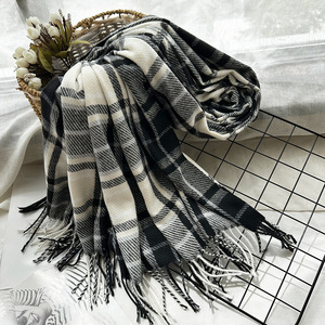 Écharpe à carreaux noire et blanche, nouvelle collection, vente en gros d'usine, châle chaud et polyvalent de style britannique, cache-cou haut de gamme pour femme - Product Image 2