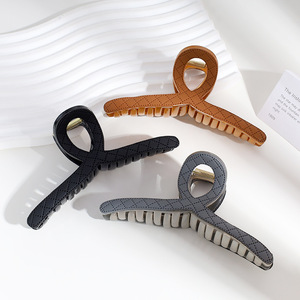 Pinza de Pelo Rectangular de 10.5 cm con Diseño a Cuadros, Envuelta en Cuero PU y Plástico, Accesorio de Moda para Mujeres y Niñas, Otoño-Invierno Europeo - Product Image 4