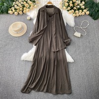 Nouvelle collection Printemps-Été 2026 : Ensemble décontracté deux pièces pour femme, chemise à manches longues et robe à fines bretelles, marron, élégant et confortable.