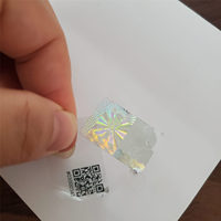 Impression personnalisée de code QR/numéro de série, autocollant holographique 3D anti-contrefaçon à usage unique sur feuille en rouleau
