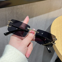 2024 bleu rectangulaire lunettes de soleil hommes sans monture métal petit carré lunettes de soleil pour femmes dégradé lentille extérieur lunettes UV400 nuances