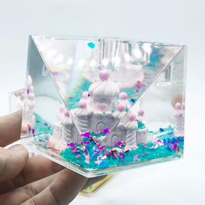 ที่ใส่ปากกาอะคริลิค OEM รูปทรงพีระมิดคริสตัล ของสะสมตกแต่งโต๊ะทำงาน ดีไซน์ปราสาทในฝัน ที่ใส่ปากกาแบบมีของเหลว - Product Image 1