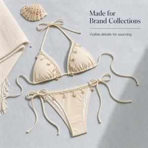 Bikini de mujer con parte inferior de tanga acanalada, ribete de encaje y dijes de concha, color beige. - Product Image 2