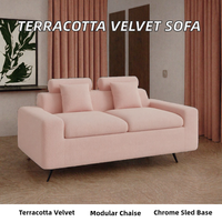 Canapé deux places en tissu chenille rose, rembourré, base chromée, pour salon ou hôtel