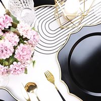 Assiettes de présentation noires en plastique de 13 pouces pour mariage, avec bord doré, décor de table, sous-assiettes noires, base de plat, assiettes festonnées pour dîner de mariage