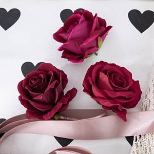 Têtes de roses artificielles en velours CallaFloral, rouge foncé, faites à la main, pour décoration de mariage et de maison - Product Image 1