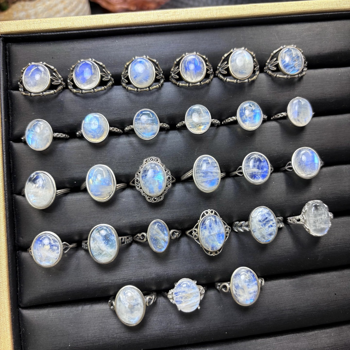 Pietra di luna blu ovale