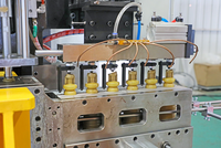 Máquina de Moldeo por Extrusión y Soplado Automática de Alta Velocidad y Múltiples Cabezales para Botellas de Lácteos con Materiales HDPE/PE/PP/PVC y Alta Precisión