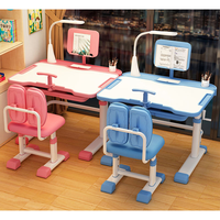 Bureau d'étude à domicile, table d'école avec chaise, mobilier scolaire connecté, bureau et chaise de classe