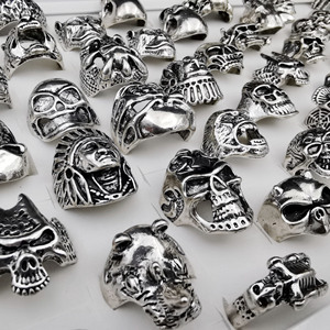 Ventas calientes a granel al por mayor Punk Hollow Skull aleación anillos de plata para hombres decoración de Halloween - Product Image 1