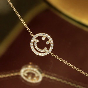 อาซูโอทอง 18K เพชรธรรมชาติ 0.16 กะรัต สร้อยข้อมือรูปหน้ายิ้มแบบนางฟ้า ทรงกลมเจียระไนแบบบริลเลียนท์ เรียบง่าย สำหรับเด็กผู้หญิงและเด็ก เครื่องประดับคุณภาพสูง Au750 - Product Image 2