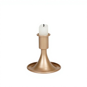 Juego de 2 Portavelas Dorados, Elegantes Candelabros de Aluminio para Festivales, Inauguraciones, Hoteles y Decoración del Hogar - Product Image 1