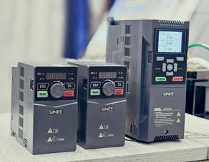 Variador de Frecuencia Variable (VFD) Trifásico SINEE EM730-030-3B de 30KW, AC340-460V, IP20, con Unidad de Frenado Integrada para Línea de Producción Industrial - Product Image 1