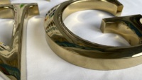 Signalisation avec logo 3D personnalisé en acier inoxydable avec lettre en métal miroir doré pour enseigne commerciale avec nom d'entreprise
