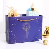 Valentijnsdag cadeauzakjes moderne chique elegante geprägte papieren shoppertasjes matte luxe grote paarse cadeauzak met handvatten